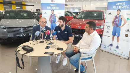 Álex Abrines en la presentación de su campus