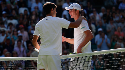 Oliver Tarvet recibe un gesto afectuso de Carlos Alcaraz tras enfrentarse en Wimbledon