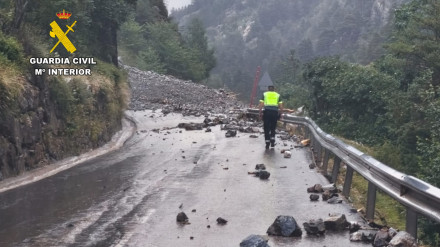 El acceso al balneario de Panticosa cortado por desprendimientos