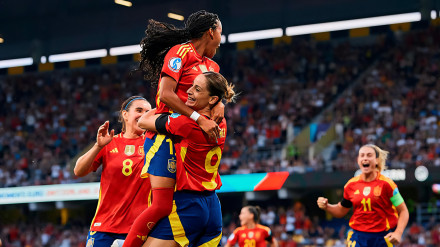 Mariona junto a sus compañeras celebra uno de los goles