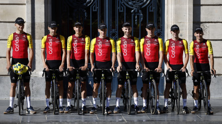 Imagen de los ciclistas del Cofidis antes del Tour