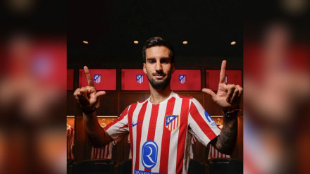 Baena posa con la camiseta del Atlético de Madrid tras confirmarse su fichaje