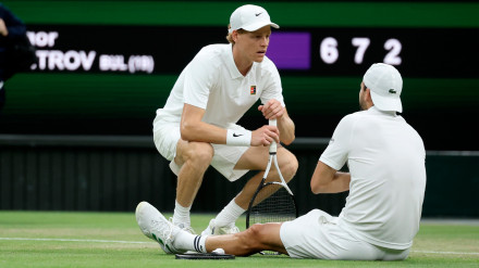 Sinner, junto a Dimitrov en el momento de lesionarse en el pecho
