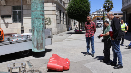 El miliario fue recolocado en su ubicación original, en la Praza de Armanyá, frente a la Subdelegación del Gobierno