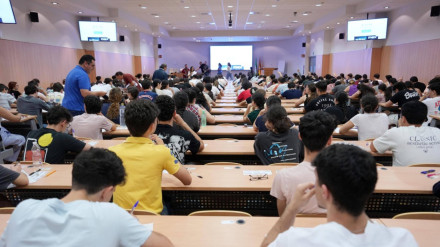 Estudiantes antes de comenzar la primera prueba de la PAU en Córdoba.