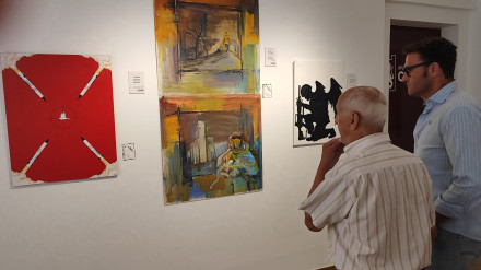 Jorge Suárez, concejal de cultura, y Emilio González, artista, en la exposición 'La Guerra'