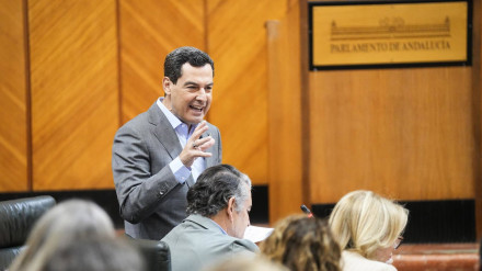 10/07/2025 El presidente de la Junta de Andalucía, Juanma Moreno, interviene durante la sesión de control en el pleno del Parlamento andaluz. A 10 de julio de 2025, en Sevilla (Andalucía, España). Segunda jornada de Pleno, con Sesión de Control al Gobierno y preguntas de los grupos parlamentarios al presidente de la Junta de Andalucía.POLITICA María José López - Europa Press