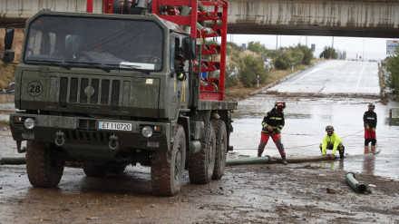 Efectivos de la Unidad Militar de Emergencias trabajan en una carretera inundada próxima a la localidad zaragozana de Grisén este sábado