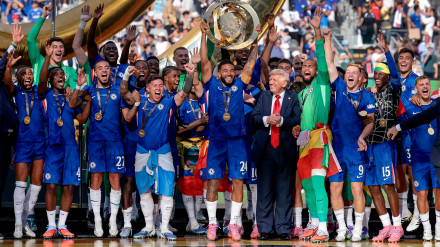 Donald Trump, junto al capitán del Chelsea en el momento en que levanta el trofeo de campeones del Mundial de Clubes