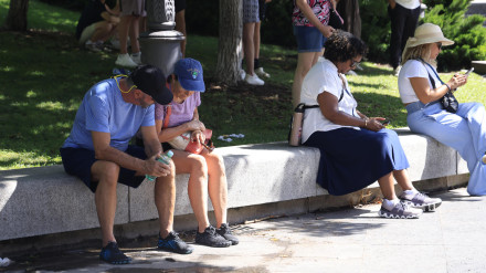 Varias personas se protegen del calor en Madrid
