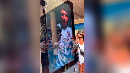 Imagen del vídeo de Jesús Vallejo firmando como nuevo futbolista del Albacete en un panel de publicidad