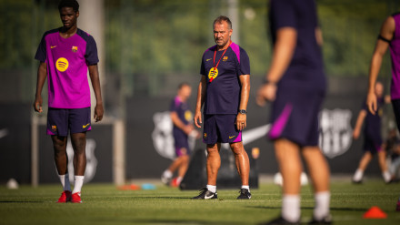 Hansi Flick da órdenes durante el entrenamiento a varios canteranos.