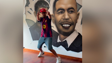 Mounir Nasraoui da saltos de alegría en su casa