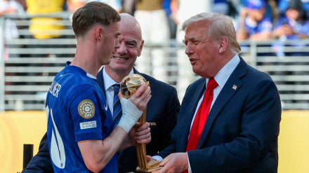 Donald Trump le entrega a Cole Palmer el Balón de Oro del Mundial de Clubes celebrado en Estados Unidos
