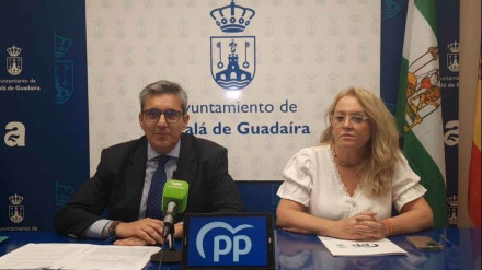 La presidenta del Partido Popular de Alcalá de Guadaíra, Sandra González, en rueda de prensa