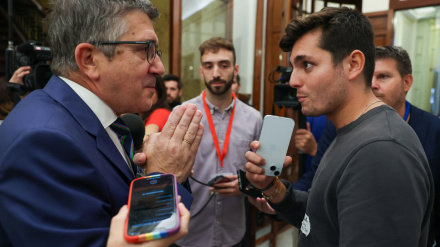 El periodista Vito Quiles (d) hace una pregunta al portavoz parlamentario socialista, Patxi López