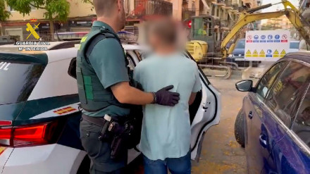 Guardia Civil traslada a un detenido