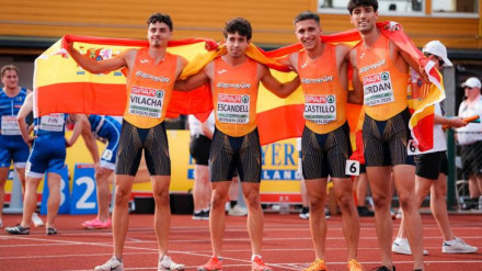 Marc Escandell, segundo por la izquierda, con el equipo del 4x100 sub 23