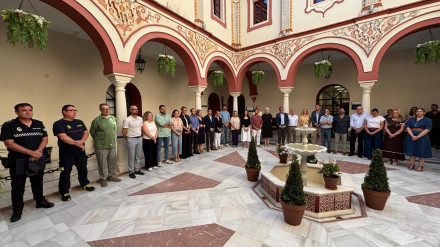 Concentración en el Ayuntamiento de Alcalá en memoria de los operarios fallecidos en el accidente laboral