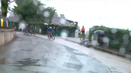 Una mala caída aparta de la victoria a Iván Romeo en la penúltima etapa del Tour de Francia