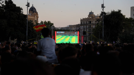 Pantalla gigante en Barcelona durante la final de la Eurocopa masculina