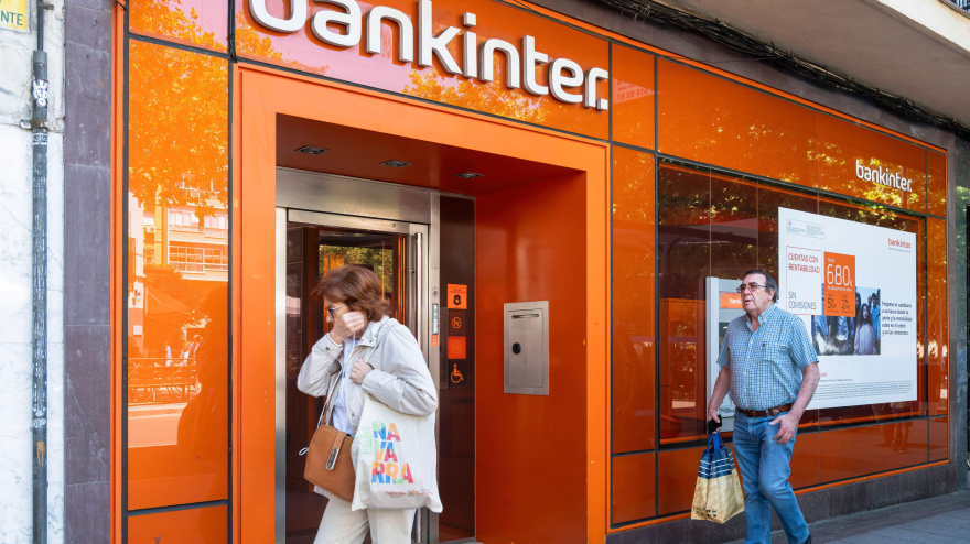 Los peatones pasan junto a la sucursal del banco y servicios financieros español Bankinter en España