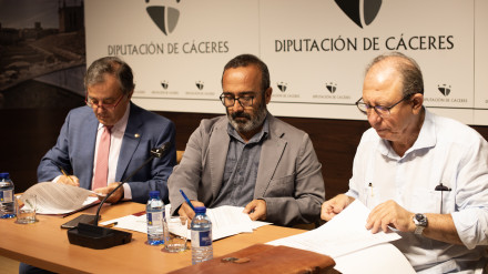 Firma del convenio entre la Diputación de Cáceres y el Colegio de Médicos de Cáceres