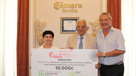 el presidente de la Cámara de Comercio de Sevilla, Francisco Herrero; el presidente de la Asociación Española Contra el Cáncer en Sevilla, Jesús Maza; y la patrona de la Fundación DePaul, Sor Antonia Nieto