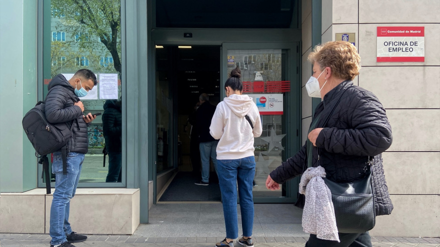 Varias personas esperan en las inmediaciones de una oficina del SEPE