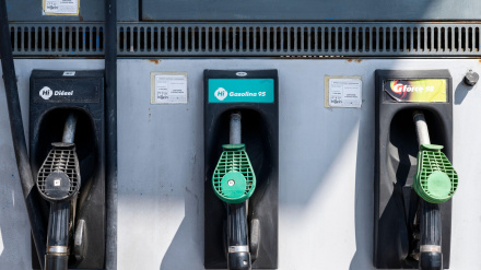 Depósitos de aceite de diésel y gasolina listos para ser utilizados en una gasolinera en España