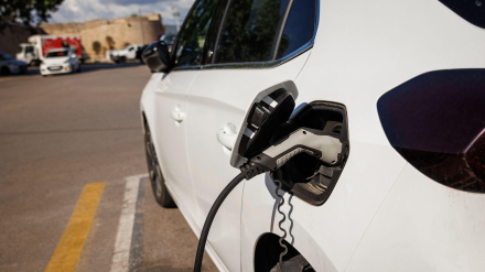 Punto de recarga para coches eléctricos o híbridos. Estación de recarga para vehículos eléctricos en el aparcamiento de Alcudia, Mallorca.