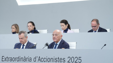El CEO del Banco Sabadell, César González-Bueno, y el presidente del Banco Sabadell, Josep Oliu, durante la junta general extraordinaria de accionistas