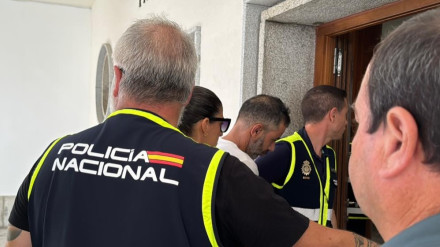 El detenido, entrando en las dependencias judiciales