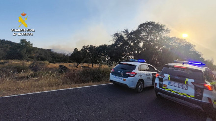 Agentes de la Guardia Civil, en el incendio de Aldea del Cano