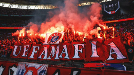 Aficionados del Crystal Palace quejándose de la UEFA