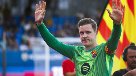 Ter Stegen saluda a la afición durante la presentación del FC Barcelona en el Gamper