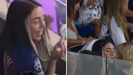 Nicki Nicole viendo el trofeo Joan Gamper