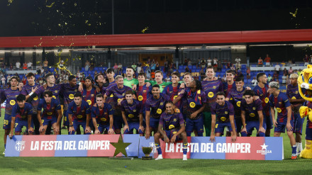 Los jugadores del FC Barcelona posan con el Trofeo Joan Gamper