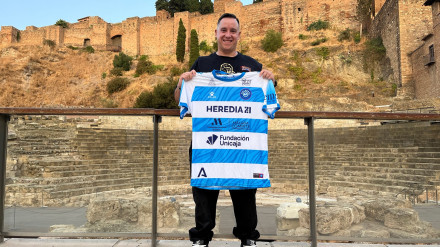 Manu Heredia, propietario de Heredia 21, luce la nueva camiseta en el Teatro Romano