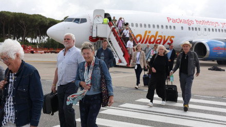 02/05/2025 Pasajeros del primer vuelo de la compañía británica Jet2.Com en el aeropuerto de Jerez.POLITICA ESPAÑA EUROPA ANDALUCÍAJET2.COM
