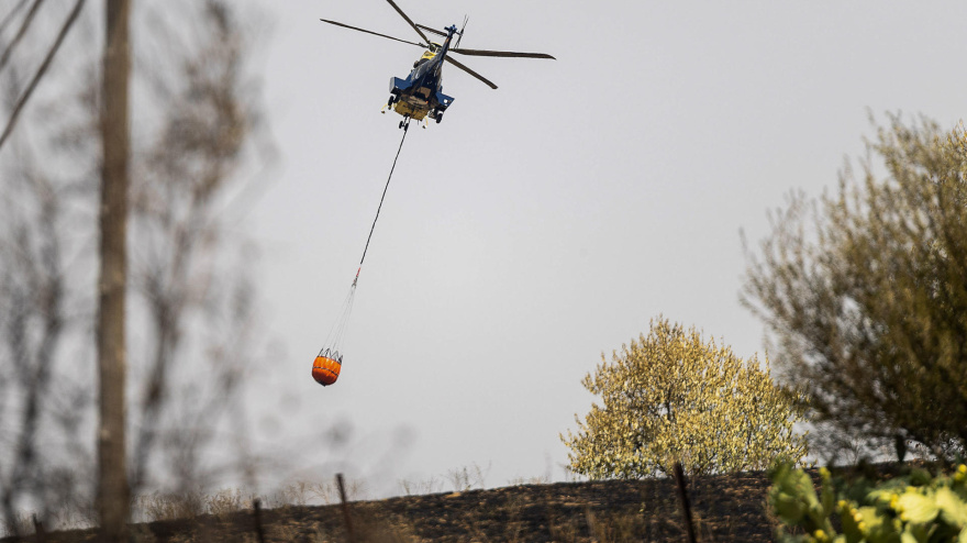 Un helicóptero trabaja en la extinción del incendio forestal
