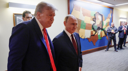 El presidente ruso Vladímir Putin (d) junto al presidente de Estados Unidos, Donald Trump (i), en su reunión en Alaska