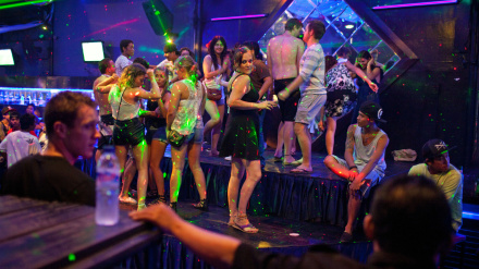 Imagen de una discoteca en plena noche