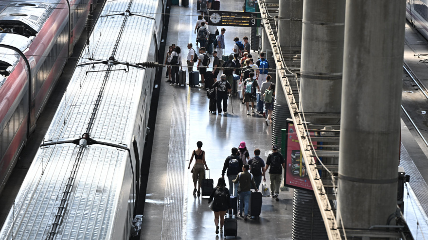 FOTODELDÍA MADRID, 31/07/2025.- Pasajeros en la estación de trenes de Atocha este jueves. Renfe ha reforzado su oferta comercial con más de un millón de plazas disponibles entre este jueves, 31 de julio, y el domingo 3 de agosto, coincidiendo con la operación salida y retorno del primer fin de semana de agosto, el comienzo de las vacaciones para gran parte de la población. EFE/ Fernando Villar