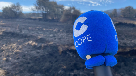 Micrófono de COPE en el terreno quemado entre Chandrexa de Queixa y Pobra de Trives (Ourense)