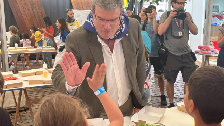 El alcalde de Bilbao, Juan Mari Aburto, ha visitado a los txikis en gastrotxiki