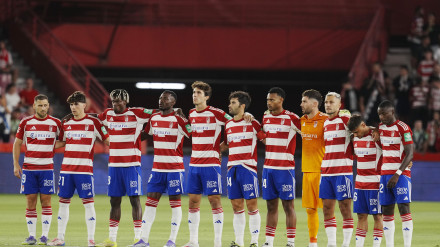 Jugadores del Granada antes del comienzo del primer partido de liga