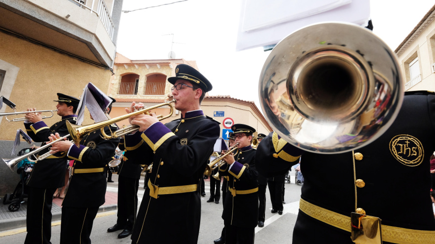 Un grupo de música toca durante la Semana Santa