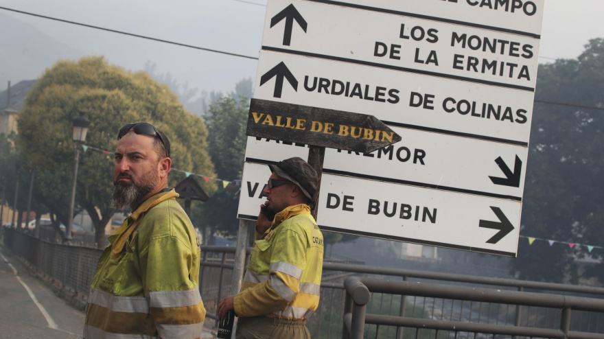 Brigadas y bomberos de Alicante y Valencia, asisten para colaborar en la extinción del incendio forestal en Igüeña y Colinas del Campo