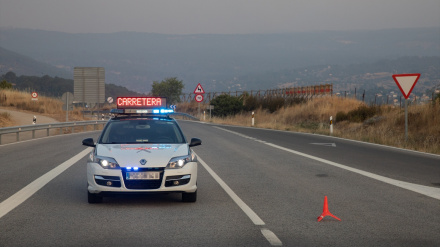 Carretera CL-505 cortada por el incendio originado en San Bartolomé de Pinares